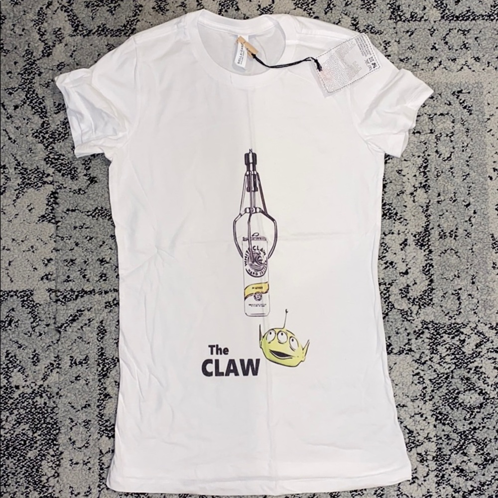 Women’s fitted t-shirt.